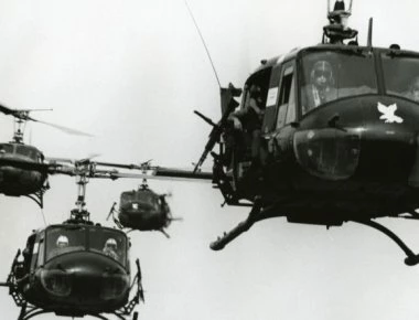 To UH-1H στο Βιετνάμ (βίντεο)